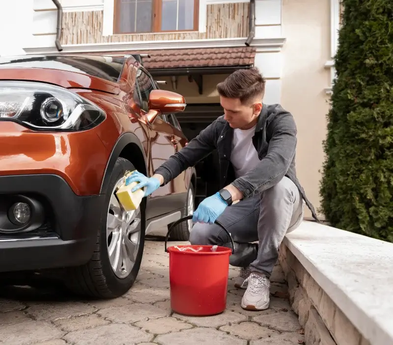 Lavage auto à domicile Beaupuy : professionnel intervenant sur un véhicule